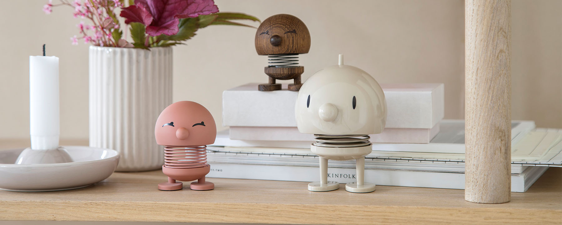 dekoration-skandi-figur-hoptimist-creme-holz-rosa-wohnaccessoires-in-hamburg-kaufen-001-wide.jpg