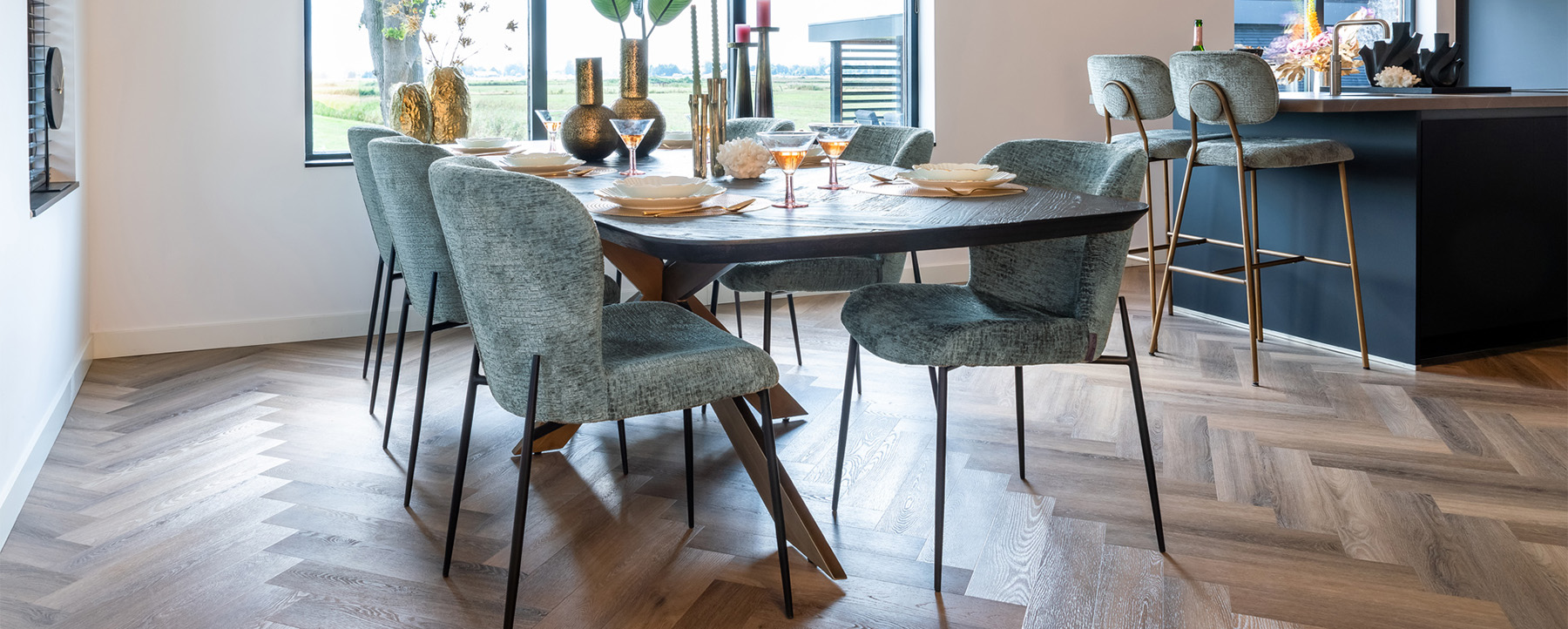 esstisch-holz-dunkel-fischgraet-stuhl-barhocker-gruen-salbei-stilvolle-moebel-in-hamburg-kaufen-starkhome-001-wide.jpg