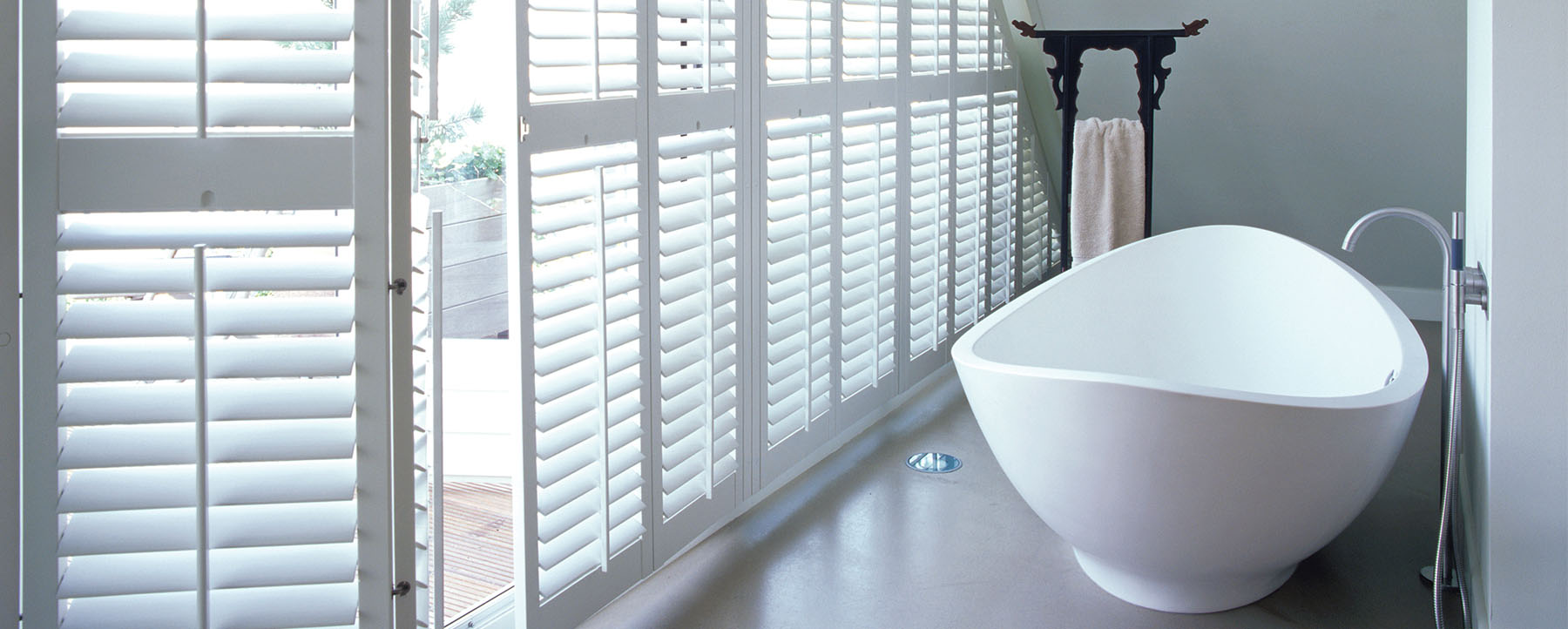 shutters-fensterlaeden-nach-mass-weiss-kaufen-anfertigen-und-montieren-lassen-in-hamburg-starkhome-002-wide.jpg